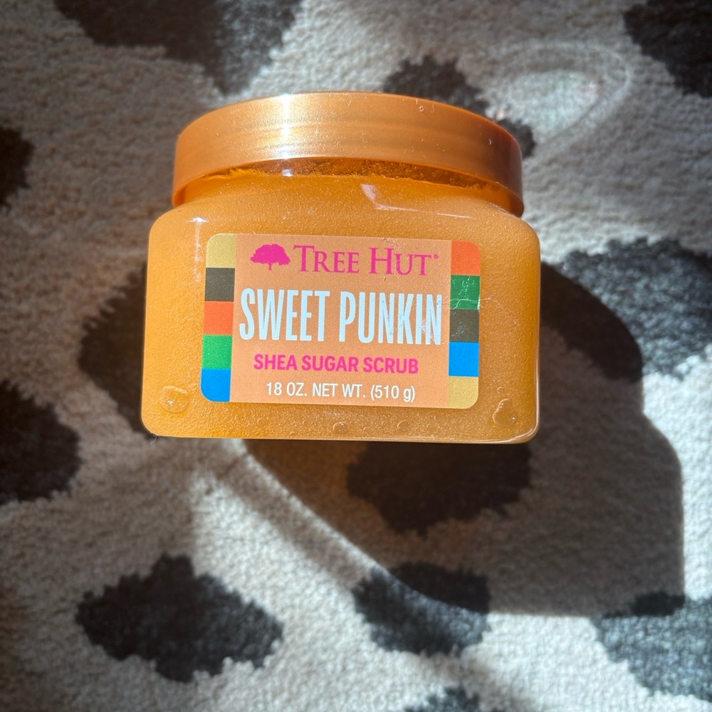 Tree Hut Sweet Punkin Shea Sugar Scrub — Orange Exfoliating Body Scrub - Picture 1 of 3